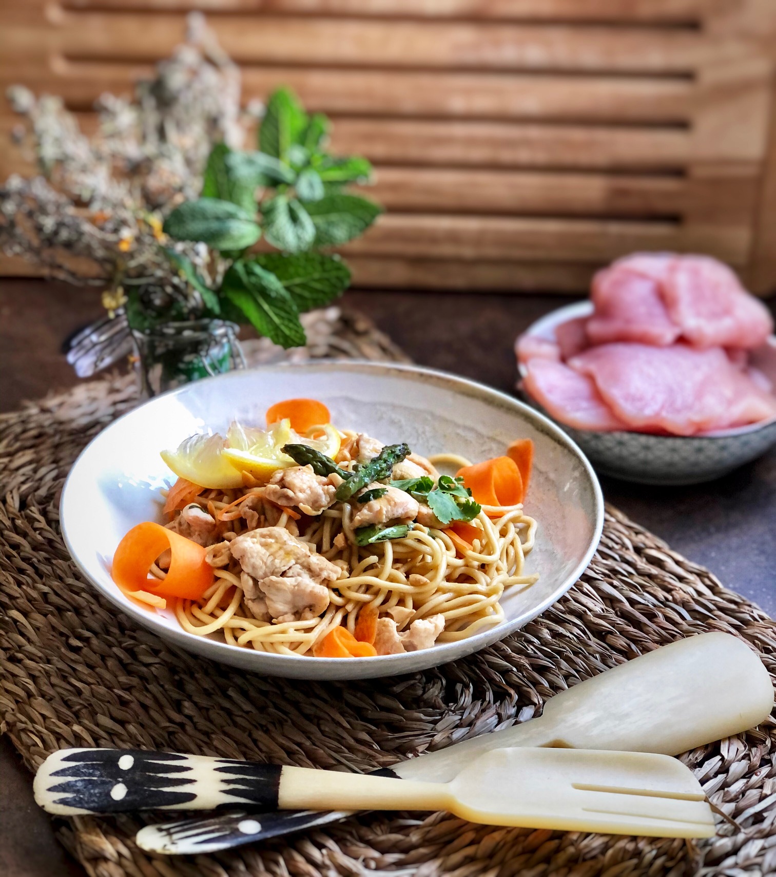 Pad thai con pavo y verduras en wok
